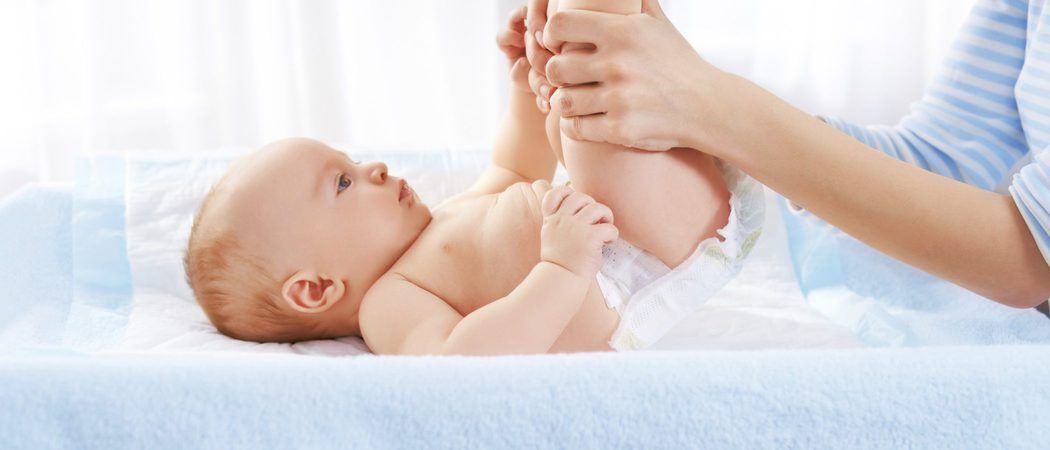trẻ bị hăm đỏ hậu môn