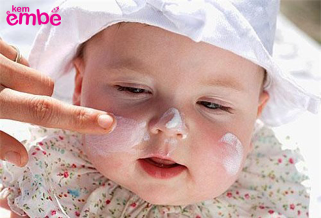 bé bị nẻ mặt