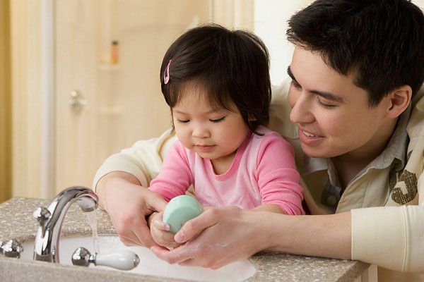 Bé bị muỗi cắn sưng to cần làm sạch vết thương ngay