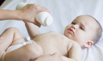 trị rôm sảy cho bé có nên dùng phấn rôm