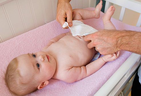 trẻ bị hăm đỏ vùng hậu môn