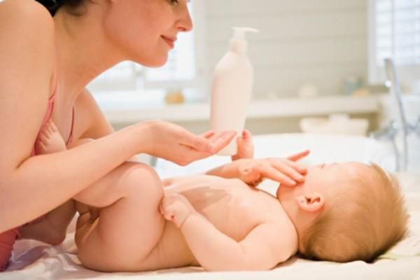 sử dụng phấn rôm cho bé