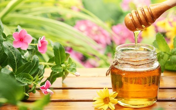 bé bị nẻ mặt bôi gì