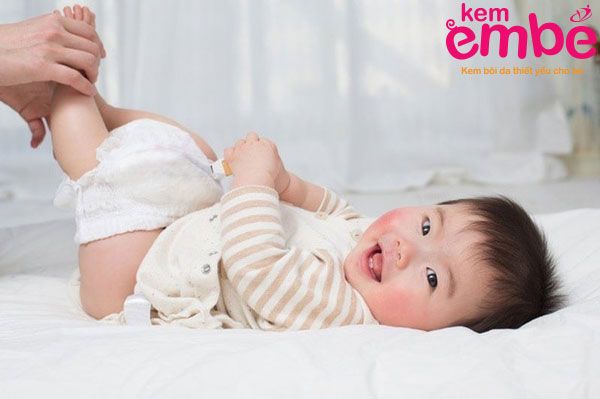 Bí quyết giúp trẻ không bị hăm tả mùa hè