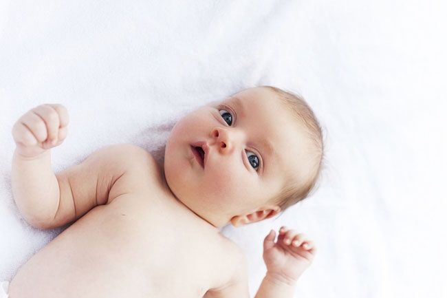 bé bị khô da phải làm sao