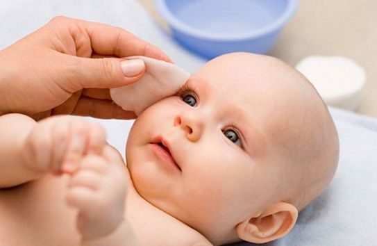 kinh nghiệm trị rốm sảy cho con