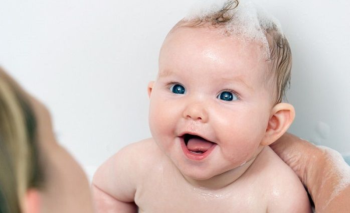 bé bị rôm sảy
