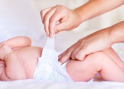 trẻ bị hăm đỏ hậu môn