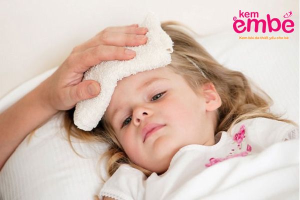 Khi trẻ bị côn trùng cắn sốt cần được điều trị kịp thời