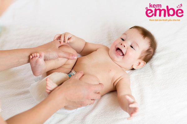 Trẻ sơ sinh bị rôm sảy khắp người có nguy hiểm không