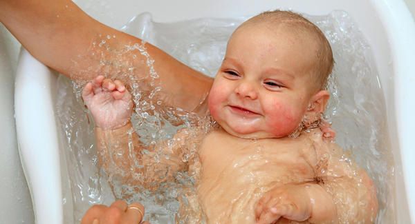 cách tắm cho trẻ không đúng cách có thể gây ra hăm da
