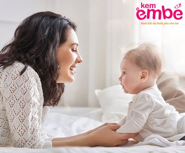 Mẹ và bé vui đùa, khỏe mạnh