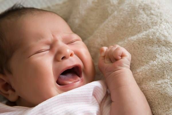 trẻ bị hăm cổ rất khó chịu và đau rát