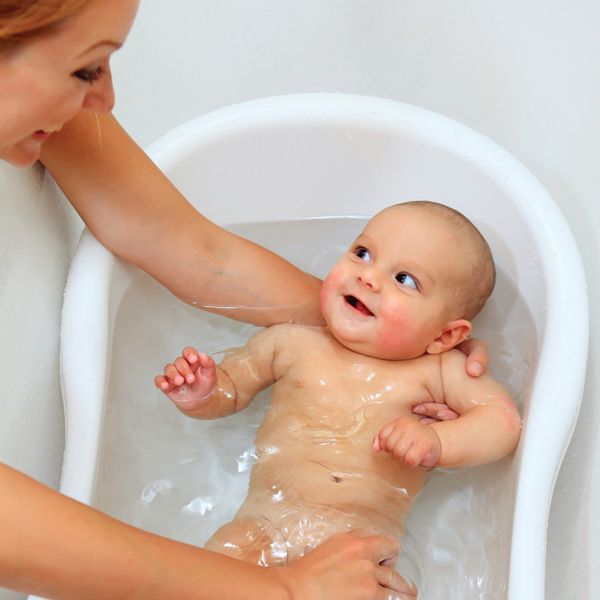 tắm đúng cách khi bé bị nẻ má