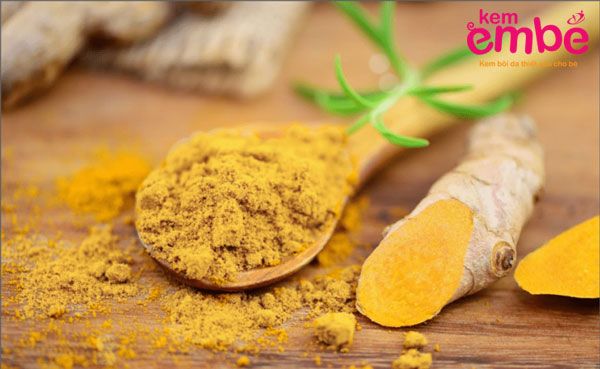 Dùng bột nghệ đắp khi bé bị muỗi đốt sưng môi