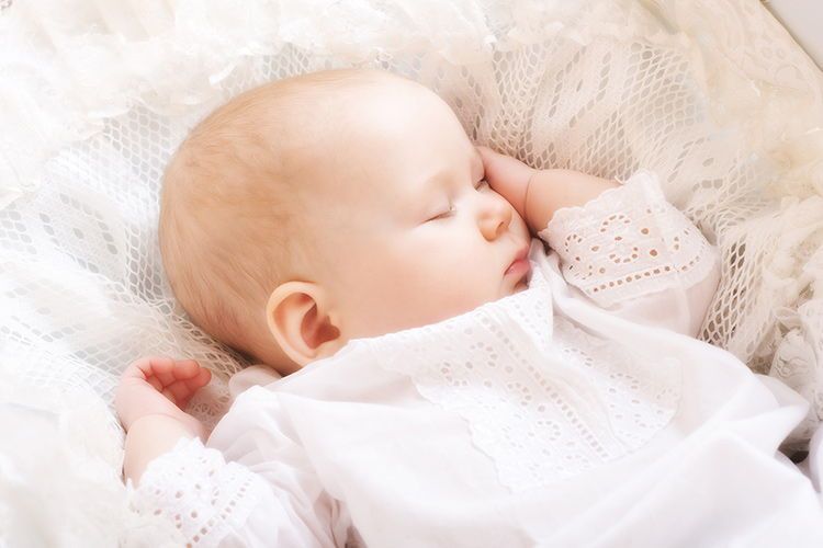 bé bị nẻ má bôi gì