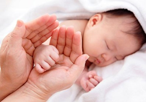 trẻ bị côn trùng đốt