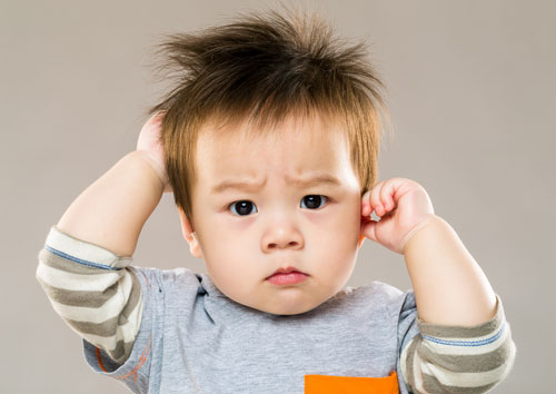 Trẻ bị ngứa khi bị viêm da cơ địa