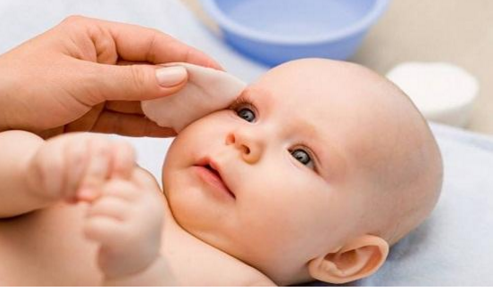 Mách nhỏ mẹ các mẹo chữa viêm da cơ địa ở trẻ bằng lá trầu không