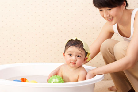 tắm cho trẻ để hạn chế chàm sữa