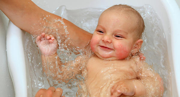 cách tắm cho trẻ không đúng cách có thể gây ra hăm da 