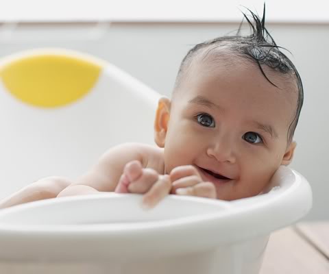 không nên tắm nhiều cho bé khiến khô da mặt