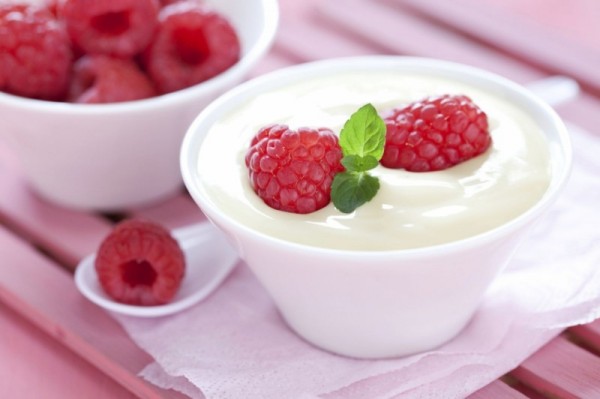 bé bị nẻ mặt bôi gì
