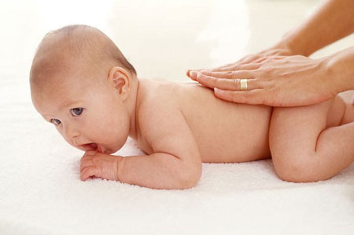 trẻ bị hăm đỏ vùng hậu môn