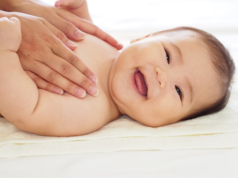 trẻ sơ sinh bị nổi mẩn đỏ