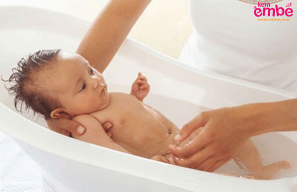 Cách tắm cho trẻ sơ sinh an toàn