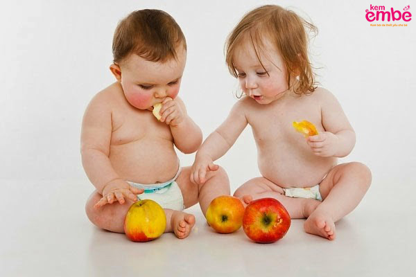 Cho trẻ ăn nhiều trái cây để bổ sung đường và vitamin