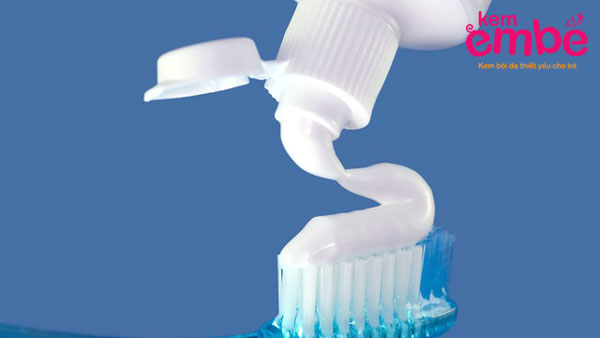 Kem đánh răng giúp giảm đau ngưá khi bé bị muỗi đốt