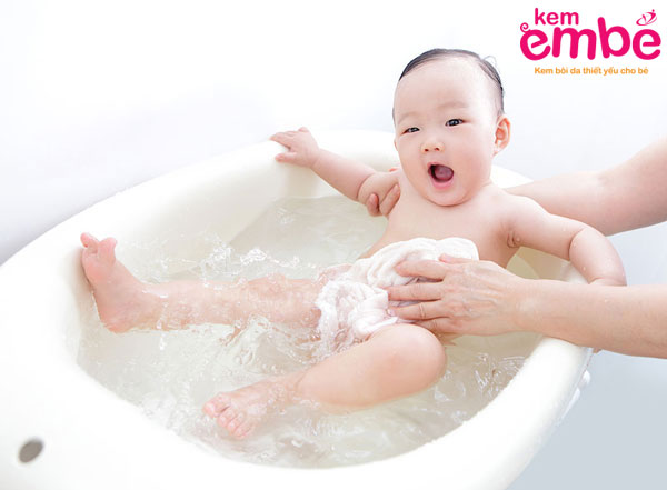 Tắm đúng cách cho trẻ nhỏ giúp xử lý bệnh viêm da