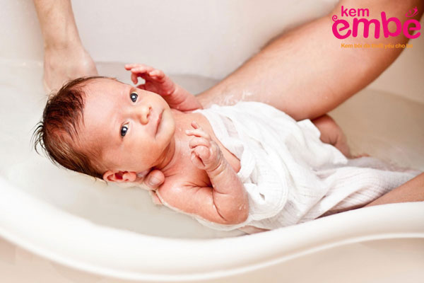 Tắm cho trẻ bị viêm da đúng cách sẽ giảm triệu chứng bệnh