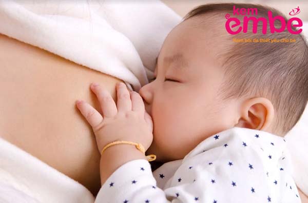 cho trẻ bú sữa mẹ để tăng cường sức đề kháng