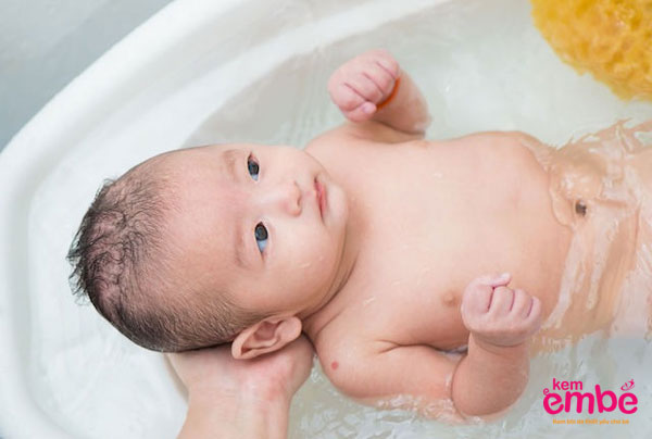 Tắm rửa cho trẻ sơ sinh bị viêm da