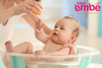 tắm táp cẩn thận cho trẻ bị viêm da