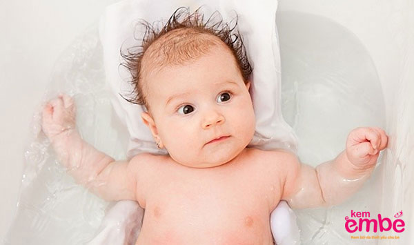 Tắm gội cho trẻ thường xuyên để phòng tránh viêm da